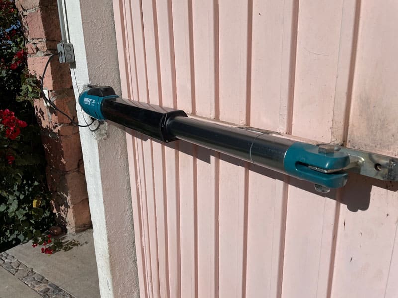 Abrepuertas Merik instalado en hoja de portón