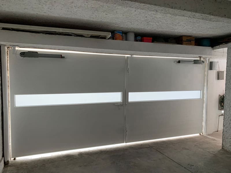 Puerta de garage con pistón abrepuertas