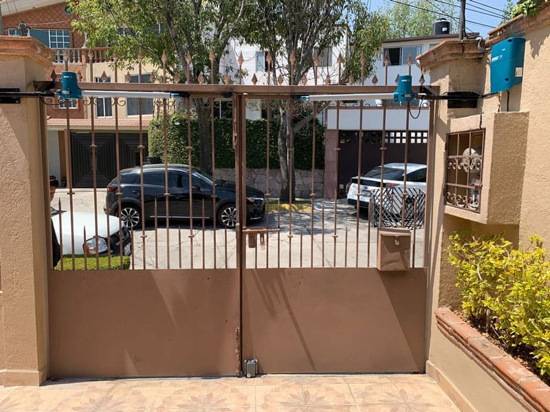Puerta para cochera con pistón abrepuertas Merik