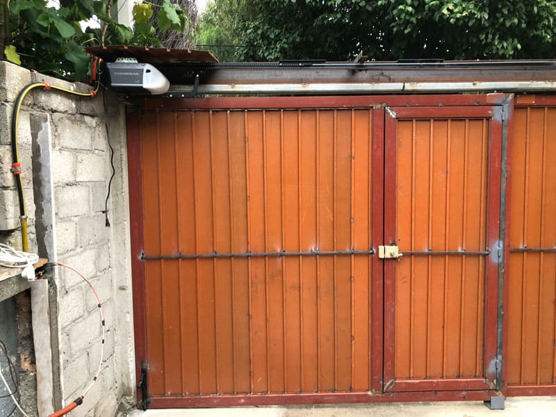 Zaguan con automatismo instalado por ZIX con motor de cadena Merik