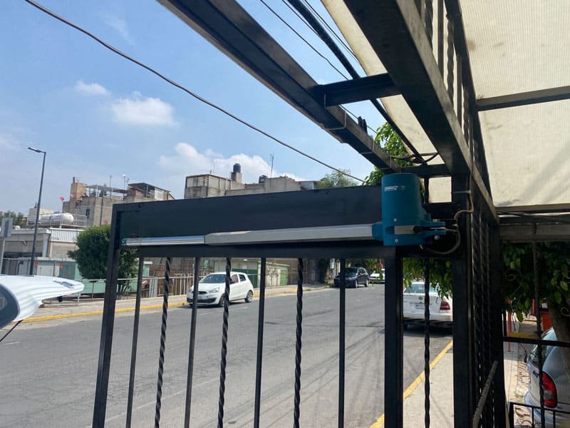 Motor abatible instalado en puerta de cochera por ZIX