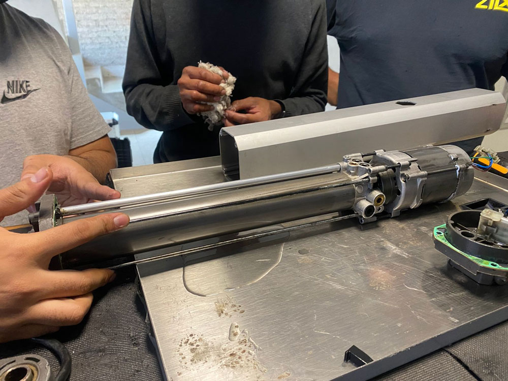 Técnico de ZIX dando mantenimiento a pistón hidráhulico