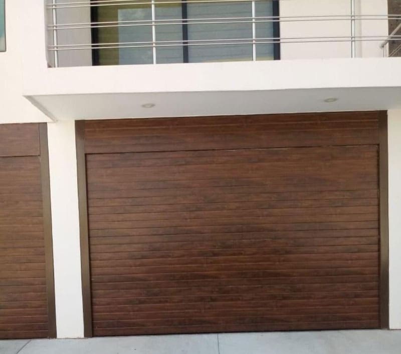 Puerta automática seccional tipo americana instalada por ZIX Automatización