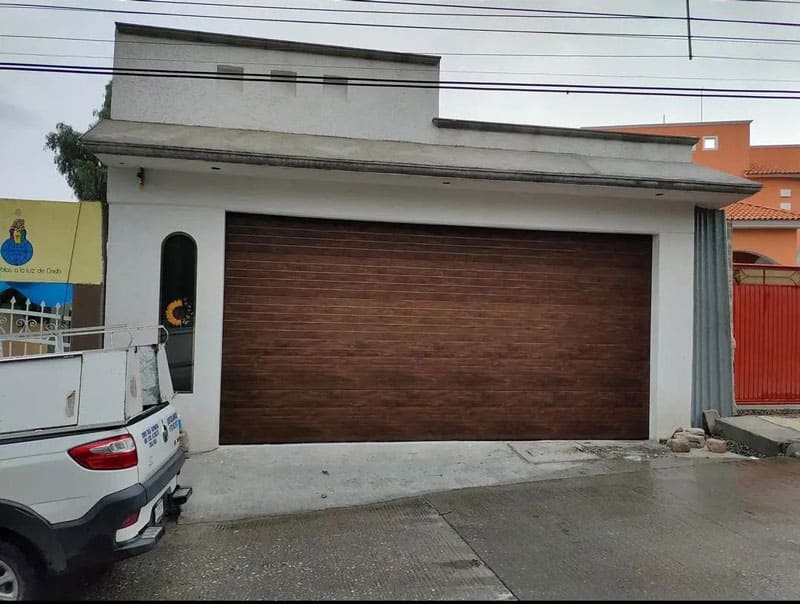 Zaguán automático para garage seccional rayado café