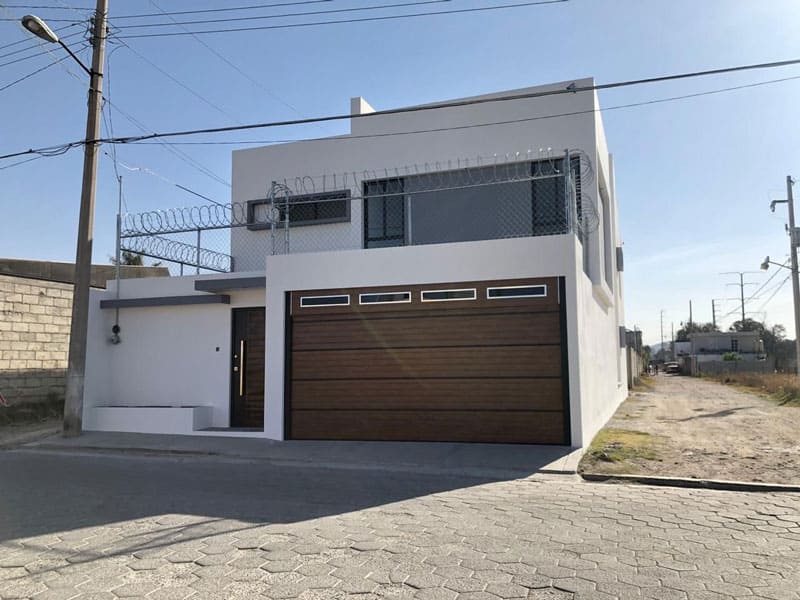 Portón automático seccional para uso residencial