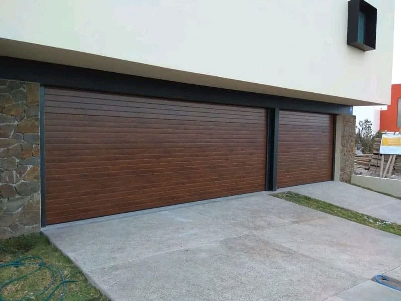 Puerta automatica para garage de tipo seccional rayada café