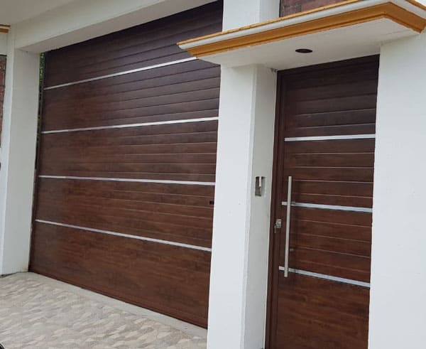 Modelo de puerta seccional rayada