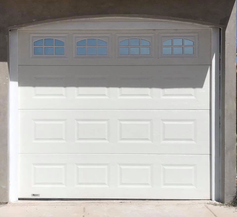 Puerta automática para cochera de tipo seccional modelo cuadrado