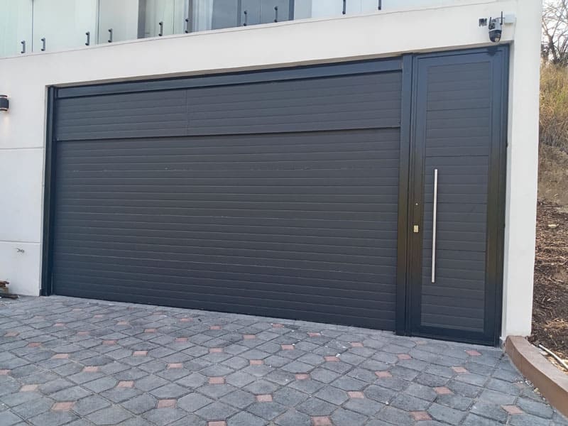 Puerta negra automática seccional rayada