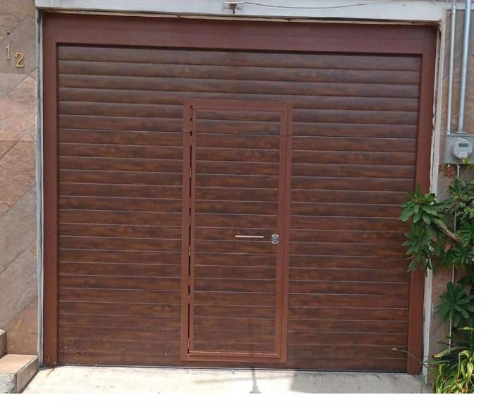 Puerta seccional instalada por ZIX